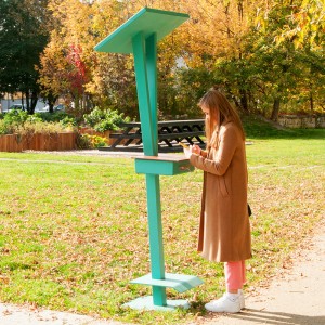 Outdoor Intelligent Advertising Solar Powered Cell Phone Charging Pole Station